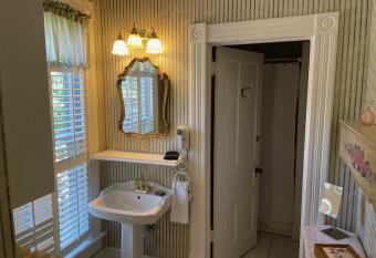 The Oaks Victorian Inn has rooms with a private hot tub