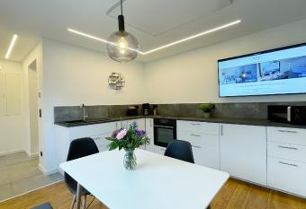 Uraha Apartments F  rth allows 18 year olds to book a room