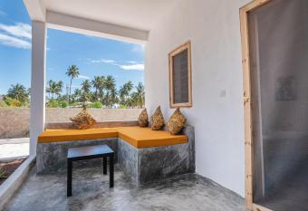 BONDENI BEACH HOUSE has Balcony rooms