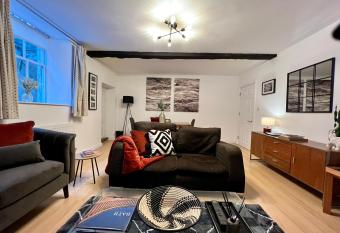 Superbly located 2 bedroom luxury apartment allows 18 year olds to book a room