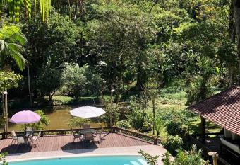 S  tio Bagatelle com cachoeira, lago e piscina! has Balcony rooms