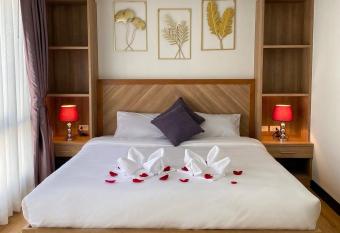 DE LUXE BOUTIQUE & rooftop has rooms with a private hot tub