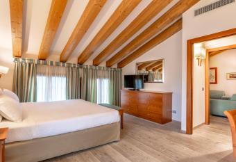 BEST WESTERN Titian Inn Hotel Treviso has rooms with a private hot tub