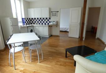Appartement Charmant, quartier calme allows 18 year olds to book a room