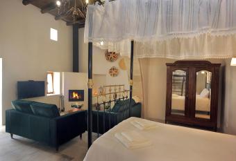 Pentasino Traditional House has rooms with a private hot tub
