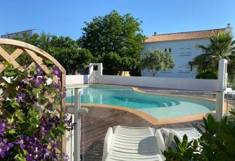 Jm Vacances Serignan Studio allows 18 year olds to book a room
