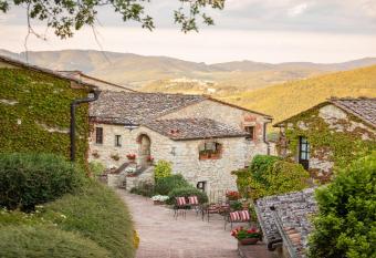 Borgo Vescine has Balcony rooms