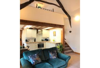 Jitty Cottage - Open Plan with Gallery Bedroom has Balcony rooms