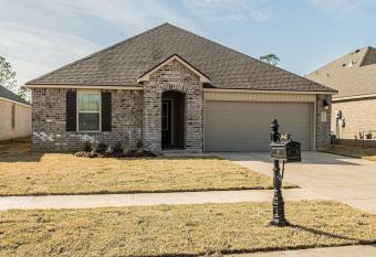 Bright Spacious Home- Close to casinos allows 18 year olds to book a room