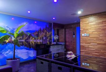 1 Bedroom Guest House with Sauna and Steam Room has Balcony rooms