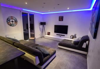 Appart entier lumineux moderne proche Gen  ve has Balcony rooms