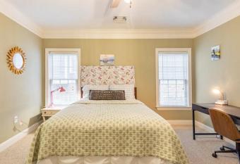 Private Master Room Downtown Atlanta has rooms with a private hot tub