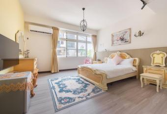             Purple Flower House has Balcony rooms