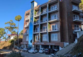 Hotel Le Halcyon Kasauli has Balcony rooms