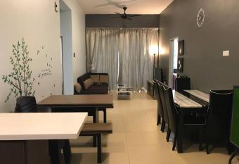 136 Night Market Cameron(13pax) has Balcony rooms