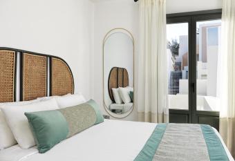 La Maltese Estate has rooms with a private hot tub