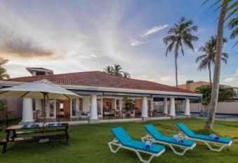 Morague Beach Villa - Ambalangoda has rooms with a private hot tub