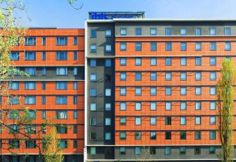 Ibis Budget Paris porte de la Chapelle - Ar  na allows 18 year olds to book a room