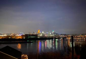Riverfront Oasis: 5 min to DT Cincinnati has Balcony rooms