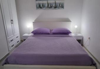 Room Airport Split allows 18 year olds to book a room