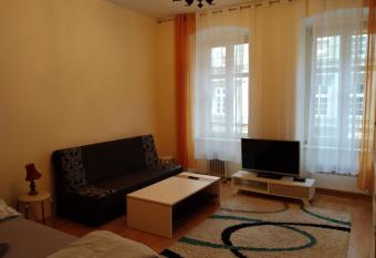 Pok  j w prywatnym mieszkaniu 25m centrum Wroc  awia allows 18 year olds to book a room