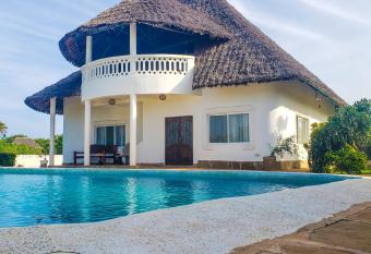 NATURES VILLA DIANI BEACH has Balcony rooms