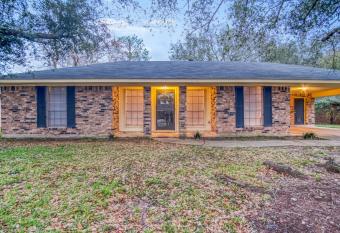 The Ellis House. In quiet neighborhood! allows 18 year olds to book a room