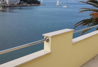 Sea view apartment near the beach 1-Jelsa center has Balcony rooms