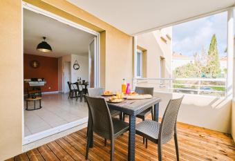 Tout confort ! Calme, Climatisation, Piscine, Parking Gratuit, Grande Terrasse, Netflix, Wifi allows 18 year olds to book a room