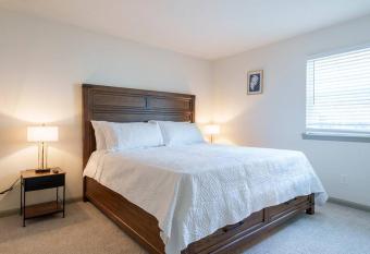 2BR'KING Beds, 5star Location, NICE and COMFY HIDEOUT has Balcony rooms