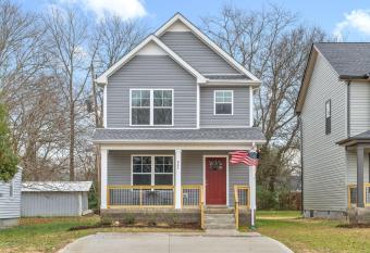 Dazzling in Downtown Clarksville- mins to downtown! has Balcony rooms
