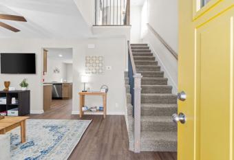 Darling in Downtown Clarksville-- mins to downtown! has Balcony rooms