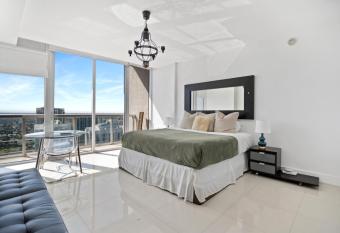 HIGHEST FLOOR W ICON BRICKELL STUDIO-AMAZING VIEWS has Balcony rooms