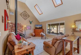 V2 Mountain Retreat has Balcony rooms