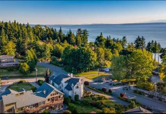 Luxury Mountain top castle house w/ocean view has Balcony rooms