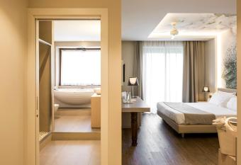 Hotel Resort & Spa Miramonti has rooms with a private hot tub