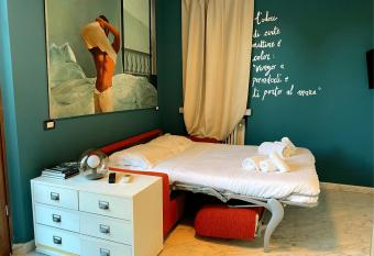 Confortevole monolocale a 500 mt dal mare has Balcony rooms