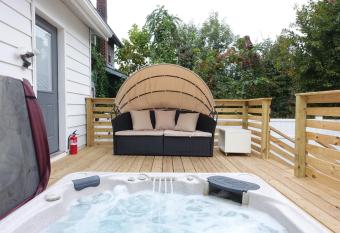 Best Home To Visit NYC+Hot Tub+EWR Airport+Free Parking allows 18 year olds to book a room