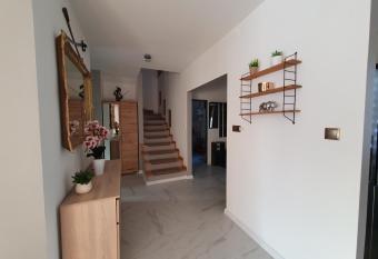 Nowy Dom Apartament z Widokiem na G  ry 8 os  b has rooms with a private hot tub