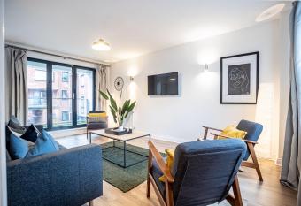 4 Bedroom Modern Home W/ Balcony & Free Parking has Balcony rooms