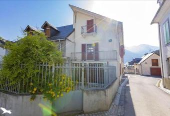 Maison de 4 chambres avec vue sur la ville jardin clos et wifi a Luz Saint Sauveur has Smoking rooms