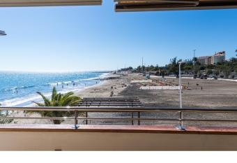 Chalet en la playa San Agustin allows 18 year olds to book a room