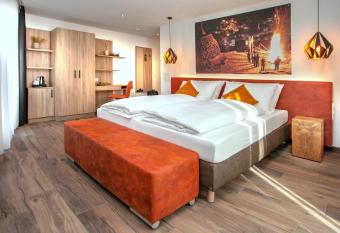 Rose Bistro & G  stezimmer allows 18 year olds to book a room