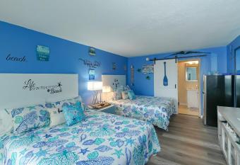 Heated Pool, Fireplace, 70' Tv, Waterfront & More! has Balcony rooms