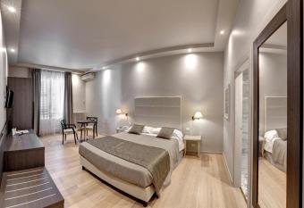 Hotel Vittoria has rooms with a private hot tub