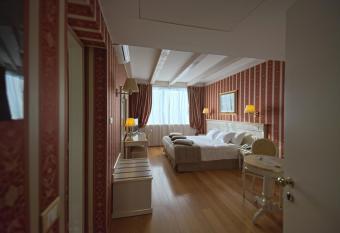 Noventa Hotel has rooms with a private hot tub