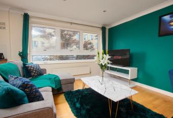 Exquisite Cambridge Abode -sleeps 6 - Parking allows 18 year olds to book a room
