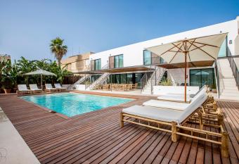 Can Micalet has Balcony rooms