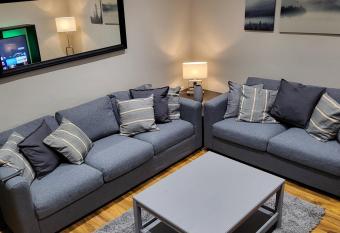 Kepler Residence Modern 4 Bedroom Property 1 mile from Leeds Centre allows 18 year olds to book a room