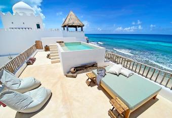 Casa Alkimia Oceanfront allows 18 year olds to book a room